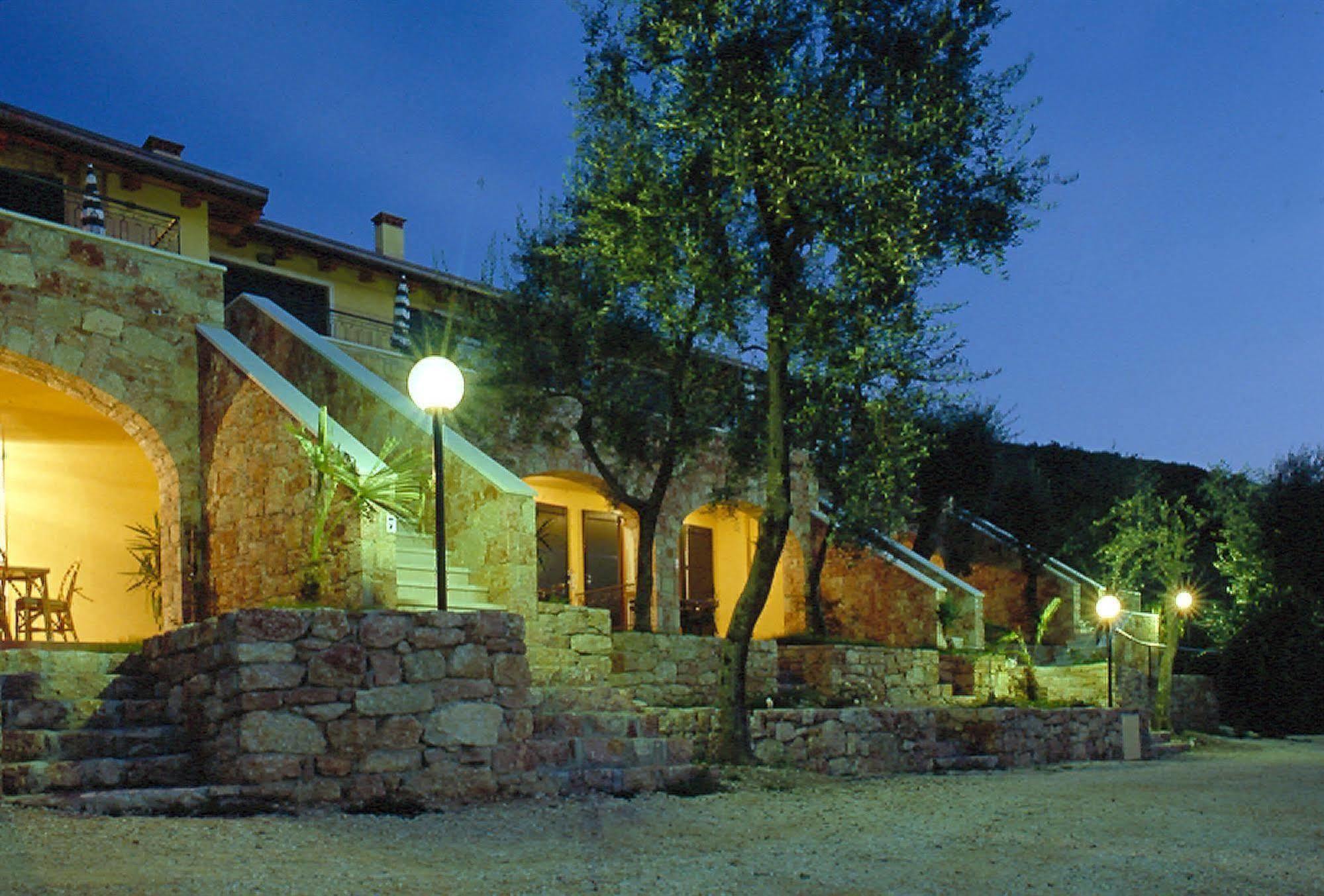Residence Castelli Brenzone sul Garda Bagian luar foto