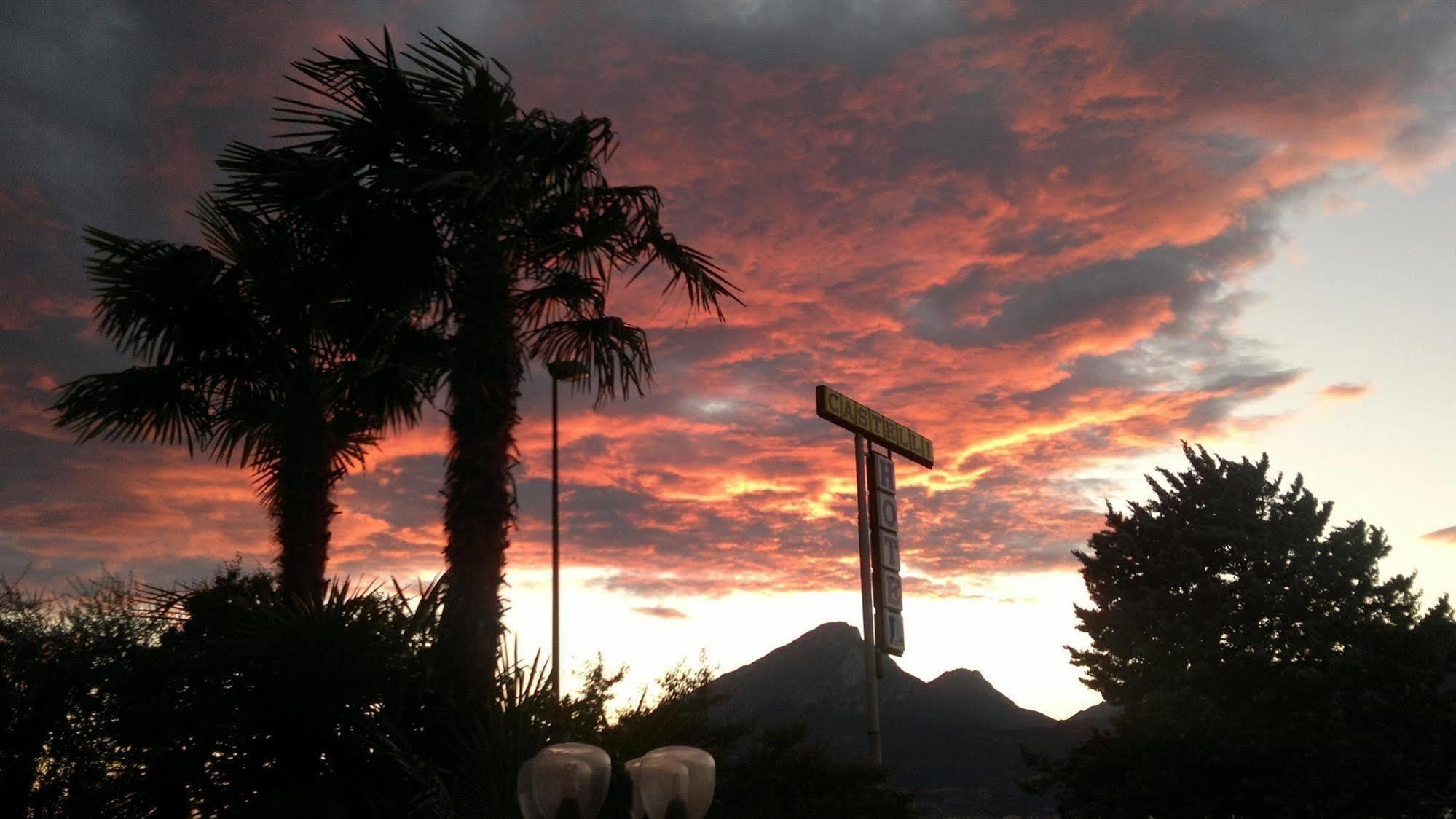 Residence Castelli Brenzone sul Garda Bagian luar foto